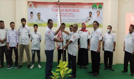 Ketua Umum DPP Barisan Republik Febryan Adithya (kanan) menyerahkan bendera pataka kepada Ketua DPW Barisan Republik Jabar Moch. Noor Daswan Muda S.Pd MM (kiri) dalam pengukuhan pengurus DPW Barisan Republik periode 2022-2027 di Gedung Puskud Jabar, Kota Bandung, Kamis (22/9).