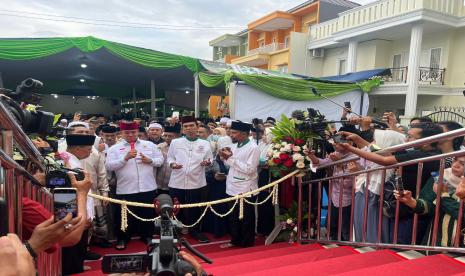 Ketua Umum DPP Front Pemuda Muslim Maluku (FPMM) Umar Ohoitenan atau Umar Kei, meresmikan kehadiran Masjid Ar-Romlah yang berdiri di sekitar kediamannya, Pondok Gede, Kota Bekasi, Jawa Barat, Selasa (6/12/2022).