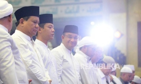 Ketua Umum DPP Gerinda Prabowo Subianto bersama Cagub DKI Jakarta Anies Baswedan saat menghadiri Dzikir dan Sholawat Untuk Negeri di masjid Agung At-Tien, Jakarta, Sabtu(11/3). 