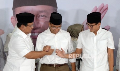  Ketua Umum DPP Gerindra Prabowo Subianto berjabat tangan dengan Pasangan Cagub nomer tiga Pilkada DKI Jakarta Anies Baswedan dan Sandiaga Uno usai konferensi pers menanggapi pelaksanaan Pilkada DKI Jakarta di Jakarta, Rabu (15/2). 