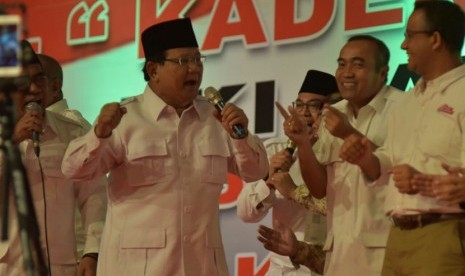 Ketua Umum DPP Gerindra Prabowo Subianto bernyanyi bersama petinggi partai serta Paslon Cagub Cawagub DKI Jakarta Anies Baswedan dan Sandiaga Uno di acara Rapat Akbar 8000 Kader Gerindra DKI di JIExpo, Kemayoran, Jakarta Pusat, Minggu (8/1).