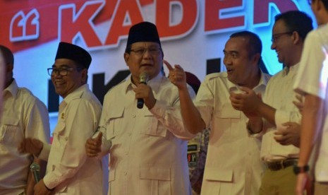 Ketua Umum DPP Gerindra Prabowo Subianto bernyanyi bersama petinggi partai serta Paslon Cagub Cawagub DKI Jakarta Anies Baswedan dan Sandiaga Uno di acara Rapat Akbar 8000 Kader Gerindra DKI di JIExpo, Kemayoran, Jakarta Pusat, Minggu (8/1).