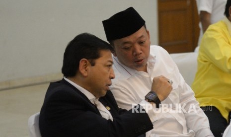 Ketua Umum DPP Golkar Setya Novanto berbincang Koordinator Bidang Pemenangan Pemilu Indonesia Partai Golkar Nusron Wahid sebelum rapat pengurus harian DPP Golkar di Jakarta. Rabu (15/3). 