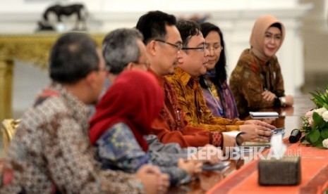 Ketua Umum DPP Ikatan Ahli Ekonomi Islam (IAEI) Bambang Brodjonegoro (tengah) bersama jajaran pengurus bertemu Presiden Joko Widodo di Istana Merdeka, Jakarta, Selasa (7/6). (Republika/Wihdan)