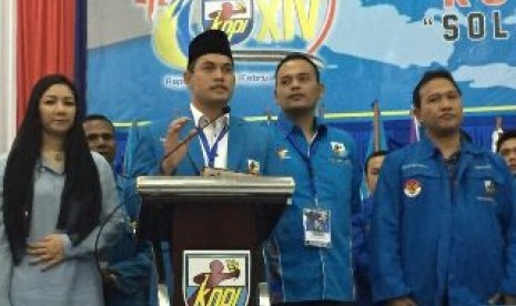 Ketua Umum DPP KNPI Periode 2011-2014, Taufan E.N Rotorasiko bersama sejumlah pengurus DPP KNPI saat menyampaikan LPJ pada Kongres KNPI di Jayapura, Jumat (28/2) malam