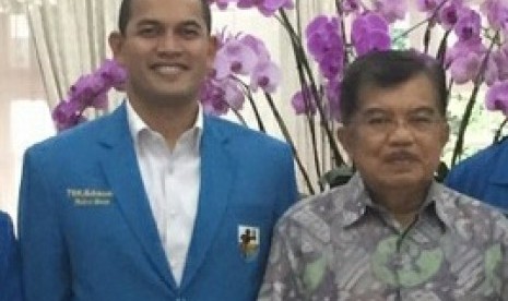 Ketua umum DPP KNPI, Taufan EN Rotorasiko berfoto bersama Wakil Presiden RI Jusuf Kalla.