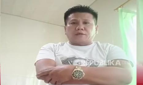 Ketua Umum DPP LSM Gerhana Indonesia Inuar Ependi alias Gumay membuat video permintaan maaf atas ulah anak buahnya menusuk petugas keamanan (satpam) SMKN 9 Tangerang.