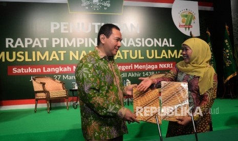  Ketua Umum DPP Muslimat NU Khofifah Indar Parawansa bersama Presiden Komisaris PT Humpuss Group Hutomo Mandala Putra menandatangani nota kesepahaman antara Humpuss Group dengan Muslimat NU di Jakarta, Senin (27/3).