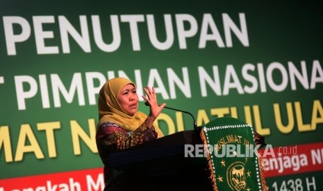 Ketua Umum DPP Muslimat NU Khofifah Indar Parawansa memberi sambutan sekaligus menutup acara Rapimnas PP Muslimat NU di Jakarta, Senin (27/3).