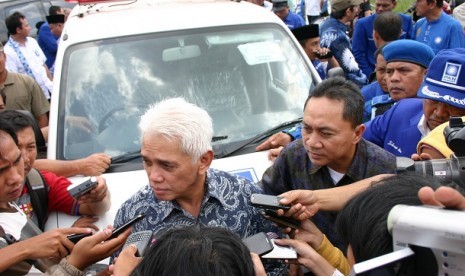 Ketua Umum DPP PAN, Hatta Rajasa (kiri) dan Ketua DPP PAN, Zulkifli Hasa (kanan) menyambangi dua desa di Lampung Selatan, Provinsi Lampung, Ahad (5/8). Kedatangan Hatta dan Zulkifli untuk meminta dukungan kepada kader dan simpatisan PAN, sekaligus memberik