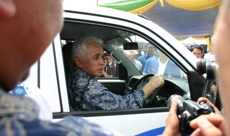 Ketua Umum DPP PAN, Hatta Rajasa sedang satu dari 14 mobil Ambulance yang disumbangkan kepada masyarakat Lampung Selatan. Nantinya, ambulance itu bakal berkeliling untuk memberikan pengobatan gratis kepada masyarakat Lampung. 