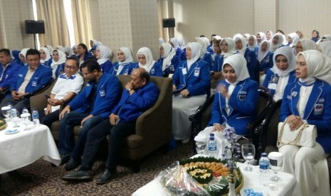 Ketua Umum DPP PAN, Zulkifli Hasan (baju puti), saat menghadiri pembukaan Latihan Kader Amanat Dasar Nasional PUAN di Maharadja Hotel Jakarta, Jumat (27/4).