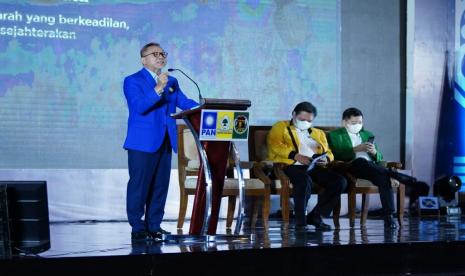 Ketua Umum DPP PAN Zulkifli Hasan (berdiri) bersama dengan Ketum Golkar Airlangga Hartarto (kuning) dan Ketum PPP  Suharso Monoarfa, saat pertemuan akbar dan launching visi misi KIB, di Surabaya, Ahad (14/8/2022).