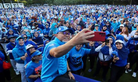 Elektabilitas PAN naik signifikan menjadi 5 persen. Foto ilustasi Ketua Umum DPP PAN Zulkifli Hasan berswafoto bersama kader dan simpatisan PAN.