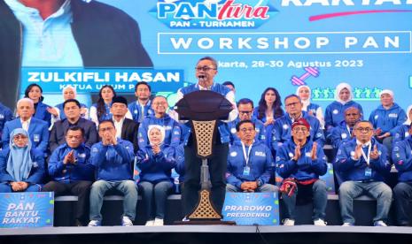 Ketua Umum DPP PAN Zulkifli Hasan memberi sambutan dalam HUT ke-25 PAN.