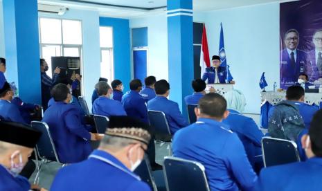 Ketua Umum DPP PAN Zulkifli Hasan memberikan arahan kepada kader PAN se-Jateng. Zulhas meminta kadernya fokus bekerja.