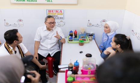 Ketua Umum DPP PAN Zulkifli Hasan (Zulhas) bersama caleg DPR RI Dapil Lampung Putri Zulkifli Hasan didampingi duo artis pasangan suami istri Raffi Ahmad dan Nagita Slavina. 