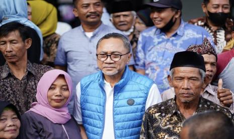 Ketua Umum DPP PAN Zulkifli Hasan (tengah)