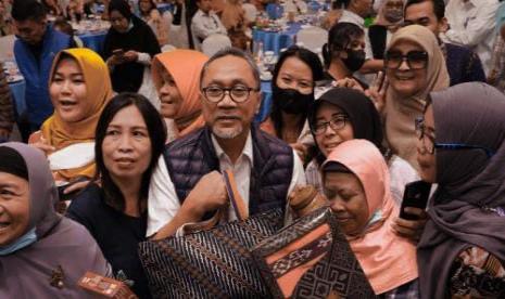 Ketua Umum DPP PAN Zulkifli Hasan (tengah)