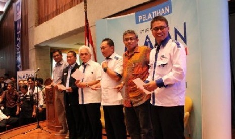 Ketua Umum DPP PARRA Indonesia, Rusli Halim Fadli (kanan) bersama para petinggi Partai Amanat Nasional (PAN) saat membuka Program MAPAN Wirausaha Muda.