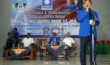 Ketua Umum DPP Partai Amanat Nasional (PAN) Zulkifli Hasan memberikan sambutannya saat apel siaga dan temu kader Partai PAN di Pangandaran, Jawa Barat, Senin (23/11). 