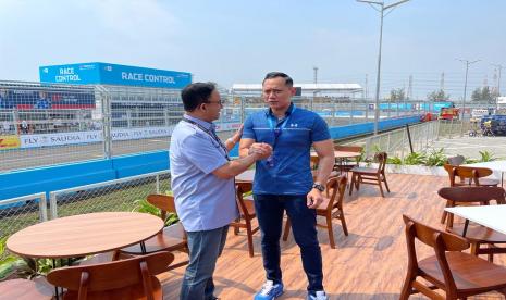 Ketua Umum DPP Partai Demokrat, Agus Harimurti Yudhoyono (AHY) berfoto bersama Gubernur DKI Anies Rasyid Baswedan berfoto bersama sebelum menyaksikan balapan Formula E di Sirkuit Ancol, Jakarta Utara, Sabtu (4/6/2022).