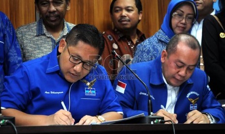  Ketua Umum DPP Partai Demokrat Anas Urbaningrum bersama Wasekjen PD Saan Mustopa (kanan) saat menandatangani Pakta Integritas di kantor DPP PD, Jakarta, Kamis (14/2).  (Republika/ Tahta Aidilla)