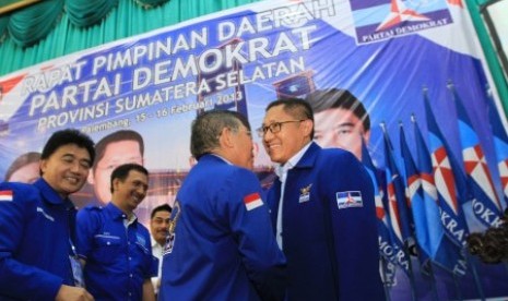  Ketua Umum DPP Partai Demokrat Anas Urbaningrum menyalami salah satu kader partai pada pembukaan Rapat Pimpinan Daerah Sumatera Selatan di Asrama Haji Palembang, Jumat (15/2).