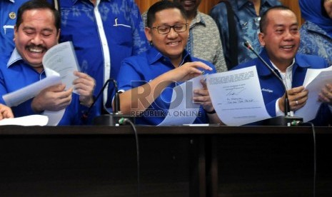  Ketua Umum DPP Partai Demokrat Anas Urbaningrum, Wasekjen PD Saan Mustopa (kanan) dan Bedahara Umum Sartono Hutomo (kiri) saat menandatangani Pakta Integritas di kantor DPP PD, Jakarta, Kamis (14/2).  (Republika/ Tahta Aidilla)