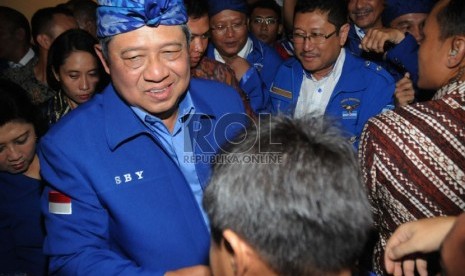   Ketua Umum DPP Partai Demokrat terpilih Susilo Bambang Yudhoyono, menyapa kader partainya usai berpidato politik di Sanur,Denpasar,Sabtu (30/3). (Republika/Aditya Pradana Putra)