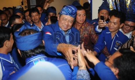   Ketua Umum DPP Partai Demokrat terpilih Susilo Bambang Yudhoyono, menyapa kader partainya usai berpidato politik di Sanur,Denpasar,Sabtu (30/3). (Republika/Aditya Pradana Putra)