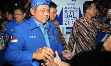   Ketua Umum DPP Partai Demokrat terpilih Susilo Bambang Yudhoyono, menyapa kader partainya usai berpidato politik di Sanur,Denpasar,Sabtu (30/3). (Republika/Aditya Pradana Putra)