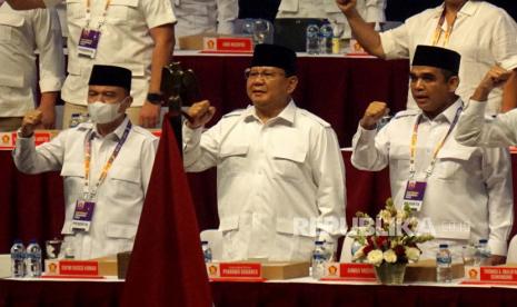 Ketua Umum DPP Partai Gerindra Prabowo Subianto didampingi oleh sejumlah petinggi Partai Gerindra saat menghadiri pembukaan Rapimnas partai  Gerindra di Sentul International Convention Center (SICC) Kabupaten Bogor, Jawa Barat, Jumat (12/8/2022). Rapimnas yang dihadiri tokoh-tokoh partai Gerindra dan ribuan kader tersebut akan membahas beberapa agenda diantaranya menyikapi situasi politik terkini, mendapatkan masukan dari pimpinan partai di daerah serta sayap-sayap partai, sekaligus membahas arah politik Prabowo dan menentukan sosok calon presiden (capres) yang akan diusung partai tersebut pada Pemilihan Umum (Pemilu) 2024. 