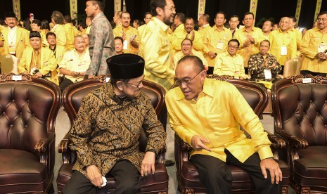 Ketua Umum DPP Partai Golkar, Aburizal Bakrie (kanan), berbincang dengan Presiden ke-3 RI yang juga sesepuh Partai Golkar, B.J. Habibie (kiri), ketika menghadiri acara Pembukaan Rapimnas Partai Golkar Tahun 2016 di JCC, Jakarta, Sabtu (23/1). 