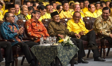 Ketua Umum DPP Partai Golkar, Aburizal Bakrie (kedua kanan); Presiden ke-3 RI yang juga sesepuh Partai Golkar B.J. Habibie (tengah); Ketua MPR yang juga Ketua Umum DPP PAN, Zulkifli Hasan (kiri); Menko Polhukam, Luhut Panjaitan (kanan); dan Menkumham, Yaso