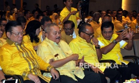 Ketua Umum DPP Partai Golkar Aburizal Bakrie (kedua kanan) saat membuka Musyawarah Daerah (Musda) IX Partai Golkar Sumatera Selatan (Sumsel) di Palembang, Rabu (27/4).Republika/Maspril Aries