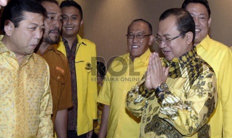 Ketua Umum DPP Partai Golkar Aburizal Bakrie (ketiga kanan) menyambut kedatangan Wakil Ketua Umum hasil Munas Ancol Priyo Budi Santoso (kedua kanan) dalam pembukaan Rapimnas ke VIII Golkar di Jakarta, Jumat (12/6).(Antara Foto/Sigid Kurniawan)