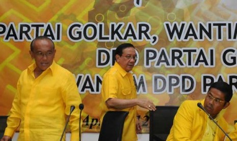  Ketua Umum DPP Partai Golkar Aburizal Bakrie (kiri), Ketua Dewan Pertimbangan Akbar Tanjung (tengah) dan Sekjen Partai Golkar Idrus Marham (kanan).