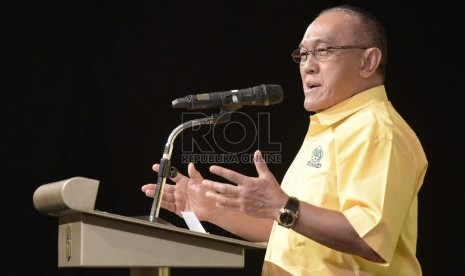 Ketua Umum DPP Partai Golkar Aburizal Bakrie memberikan pengarahan dalam pembukaan Rapat Pimpinan Nasional (Rapimnas) ke VIII Golkar di Jakarta, Jumat (12/6).(ANTARA FOTO/Sigid Kurniawan)