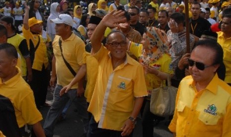 Ketua Umum DPP Partai Golkar Aburizal Bakrie (tengah) menyapa para simpatisan Partai Golkar saat kampanye penutup Partai Golkar di Gedung Jatim Expo, Surabaya, Jawa Timur.