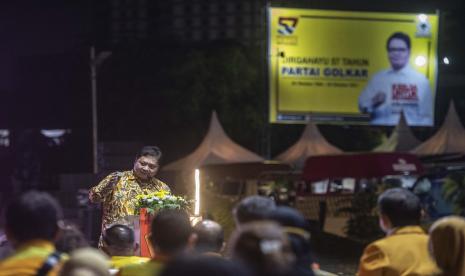 Senior Golkar Kompak Dukung Airlangga Capres 2024. Foto: Ketua Umum DPP Partai Golkar Airlangga Hartarto berbicara dalam acara pelantikan pengurus Pimpinan Pusat Kolektif (PPK) Kesatuan Organisasi Serbaguna Gotong Royong (KOSGORO) 1957 Masa Bhakti 2021-2026 dan syukuran HUT KOSGORO 1957 ke-64 di Kantor DPP Partai Golkar, Jakarta, Jumat (12/11/2021). Pelantikan dan syukuran tersebut mengangkat tema Memantapkan Posisi KOSGORO 1957 Sebagai Kekuatan Kekaryaan dan Kebangsaan.