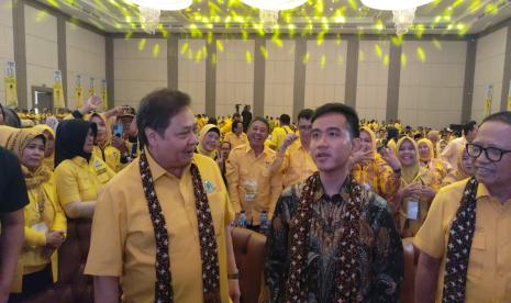 Ketua Umum DPP Partai Golkar Airlangga Hartarto bersama Cawapres Gibran Rakabuminng Raka menghadiri konsolidasi pemenangan pemilu DPD Golkar Provinsi Jawa Tengah di Solo, Selasa (5/12/2023).