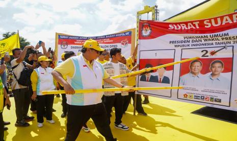 Ketua Umum DPP Partai Golkar, Airlangga Hartarto bersama cawapres Gibran Rakabuming Raka, dan Waketum Golkar M Ridwan Kamil kampanye di GOR Cikarang, Kabupaten Bekasi, Jabar, Ahad (4/2/2024). 