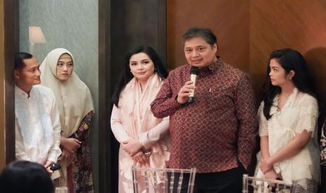 Ketua Umum DPP Partai Golkar Airlangga Hartarto didampingi Ketua Ikatan Istri Partai Golkar Yanti Airlangga bersilaturahim dengan mantan relawan dan tenaga kesehatan RSDC Wisma Atlet, Kemayoran, Jakarta, Kamis (6/4/2023).