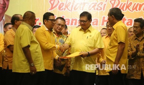 Ketua Umum DPP Partai Golkar Airlangga Hartarto (keempat kanan) menerima berkas dukungan yang diserahkan Plt Ketua DPD Golkar Sumut Ahmad Doli Kurnia Tandjung (ketiga kiri) disaksikan pengurus partai, pada deklarasi dukungan menjadi Ketua Umum periode 2019-2024, di Medan, Sumatera Utara, Senin (29/7/2019).