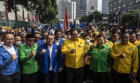 Ketua Umum DPP Partai Golkar Airlangga Hartarto (ketiga kanan), Ketua Umum DPP PAN Zulkifli Hasan (ketiga kiri), dan Ketua Umum DPP PPP Suharso Monoarfa (kedua kanan) bersama para kader partai berfoto bersama saat mengikuti pawai untuk meramaikan suasana pendaftaran partai yang tergabung dalam Koalisi Indonesia Bersatu menuju KPU di Jalan Imam Bonjol, Jakarta, Rabu (10/8/2022). Koalisi Indonesia Bersatu yang terdiri dari Partai Golkar, PAN, dan PPP mendaftar bersama sebagai calon peserta Pemilu 2024 ke KPU.