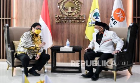 Ketua Umum DPP Partai Golkar Airlangga Hartarto (kiri) berbincang dengan Presiden PKS Ahmad Syaikhu (kanan) saat melakukan pertemuan di kantor DPP Partai Golkar, Jakarta, Kamis (29/4/2021). PKS dan Golkar mengusulkan pajak motor dihapus.