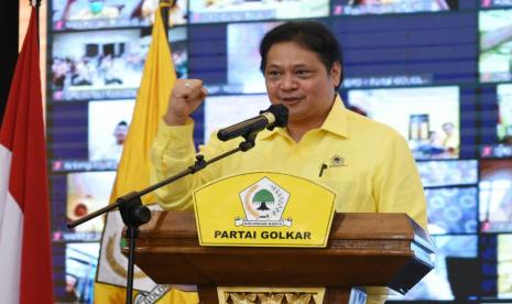 Ketua Umum DPP Partai Golkar Airlangga Hartarto saat memberi pengarahan kader di Colomadu, Karanganyar, Jawa Tengah, Jumat (18/6).