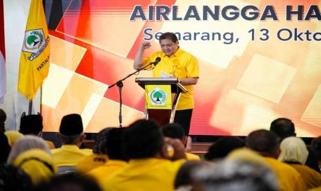 Ketua Umum DPP Partai Golkar Airlangga Hartarto saat memberi pengarahan kepada kader Golkar, di Semarang, Jawa Tengah, Kamis (13/10/2022).