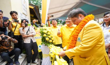 Ketua Umum DPP Partai Golkar Airlangga Hartarto saat memotong pita peresmian Yellow Clinic DPD Golkar Provinsi Bali, di Denpasar, Jumat (3/2/2023).